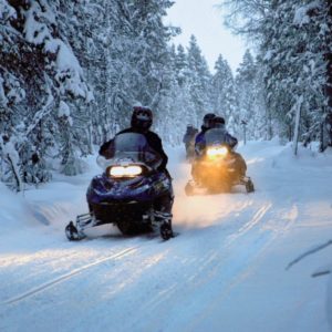 Unterwegs mit dem Motorschlitten in Lappland, Finnland